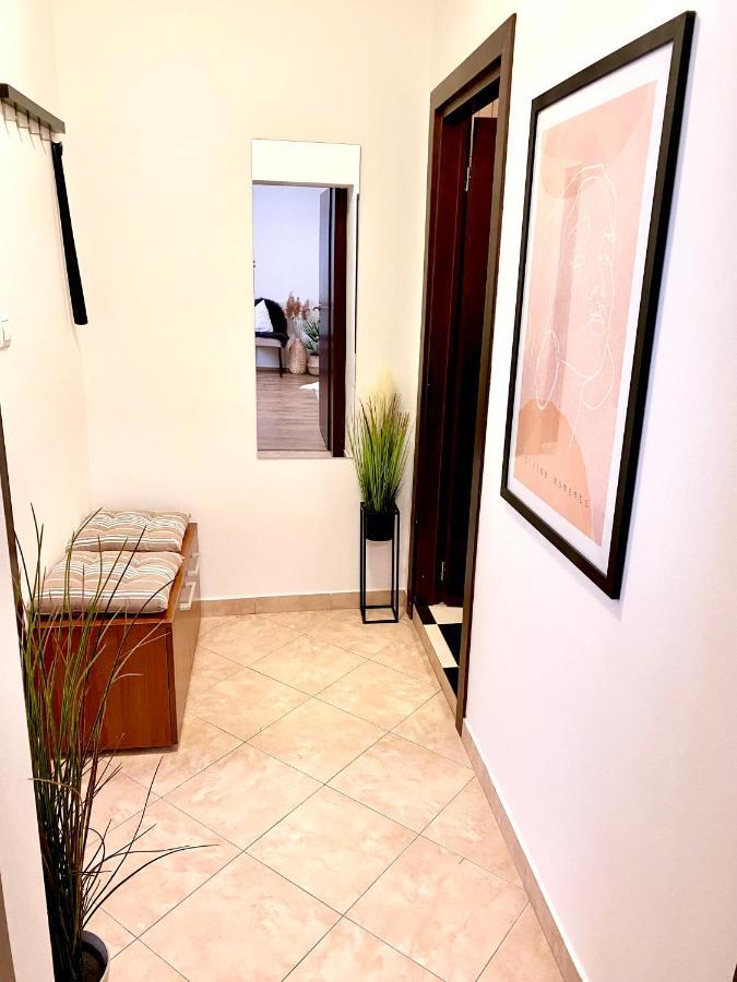 Urban Jungle Apartment Old Town Air Conditioned Bratislava Extérieur photo