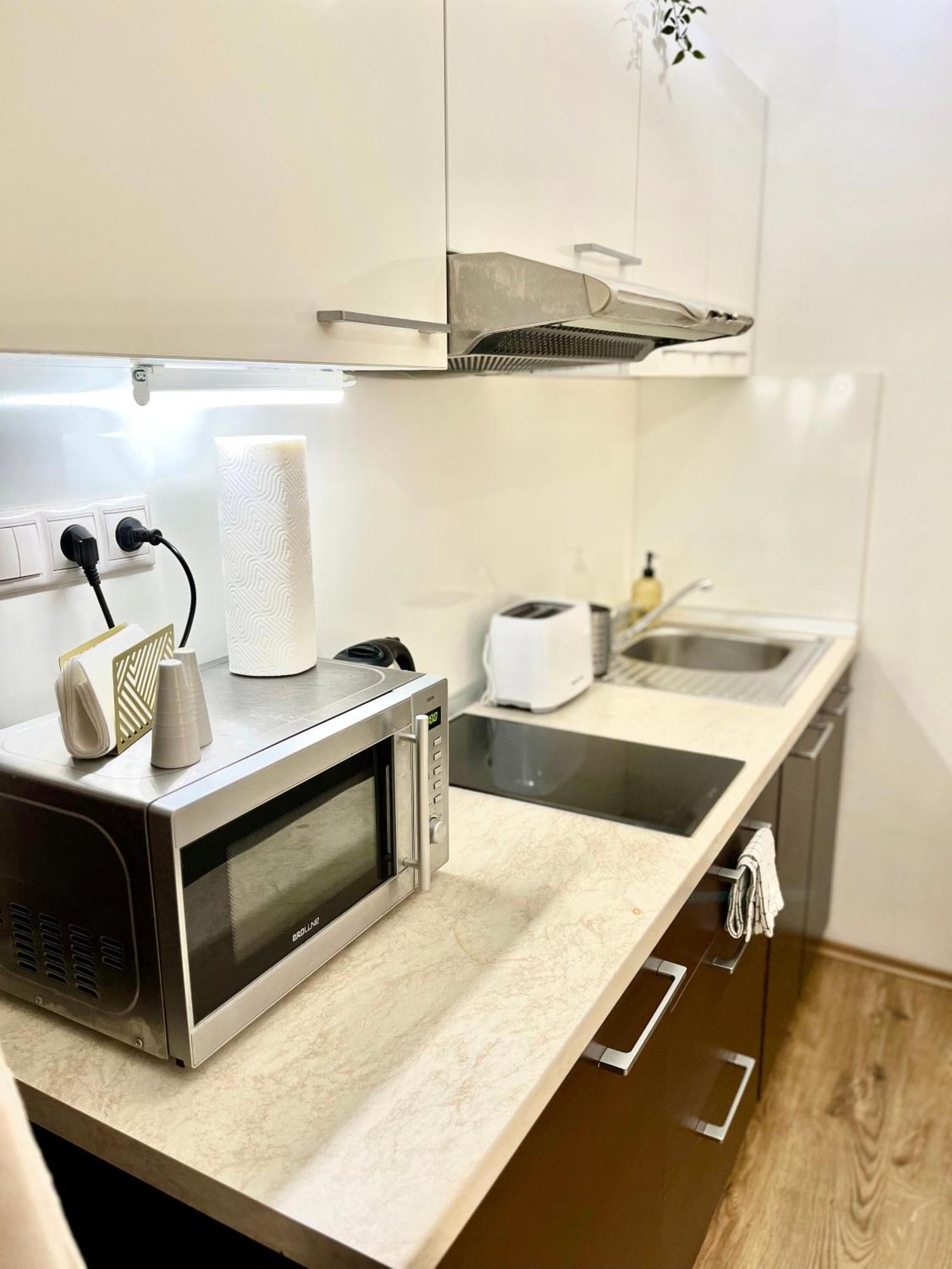 Urban Jungle Apartment Old Town Air Conditioned Bratislava Extérieur photo